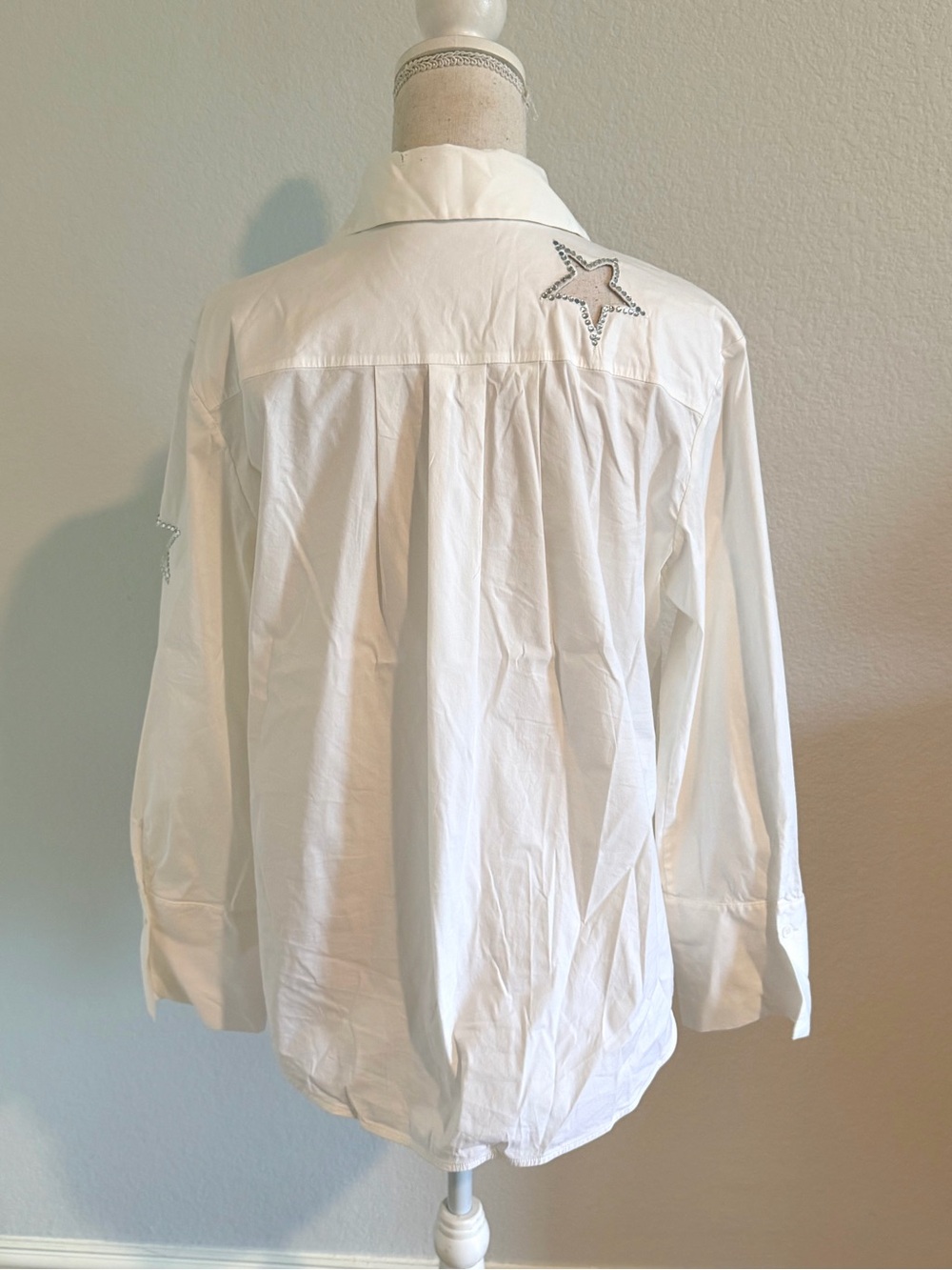 Alice + Olivia White Star Cutout Button-Down Shirt - Picture 4 of 5